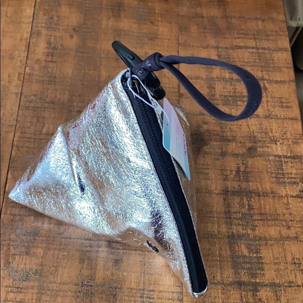 LAST ONE: Lululemon Luminous Travel Kit. - Picture 5 of 10